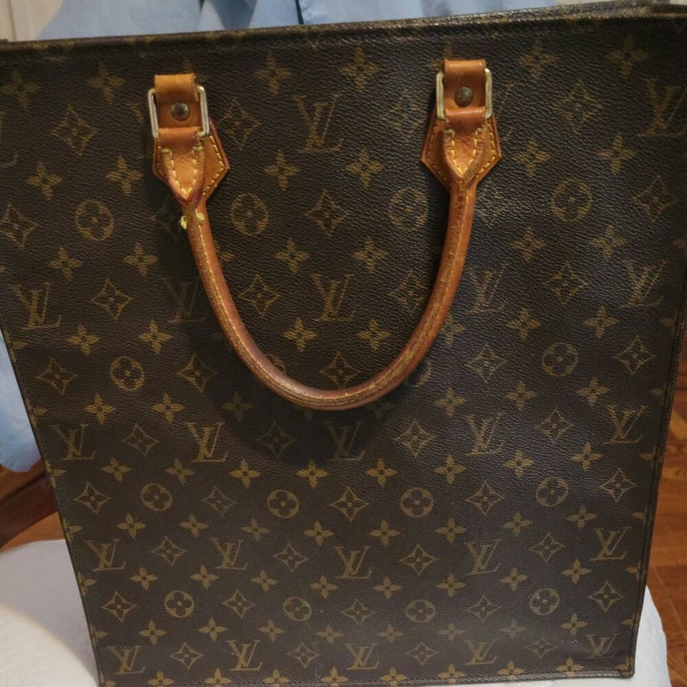 Louis Vuitton - Picture 2 of 4